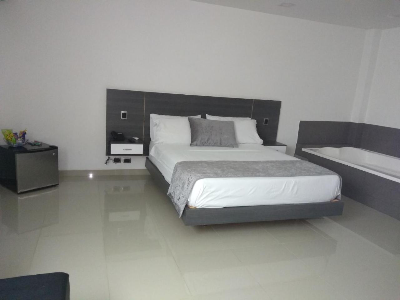 Calle 10 Express Hotel ميديلين المظهر الخارجي الصورة